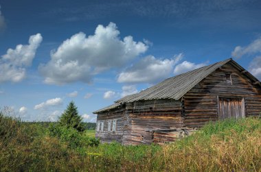 Köy adada Nehri Pinega, ıssız, eski evleri ile Kuzey Dvina bir kolu. Arkhangelsk bölgesi, 08/25/2018.