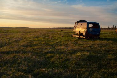 Alan, mera, eski araba, tekerlekleri olmayan.