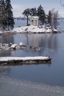 Çardak Neptune'de Vyborg kışın Monrepos Park. 11/18/2018