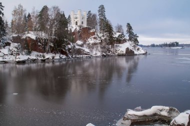 Çardak Neptune'de Vyborg kışın Monrepos Park. 11/18/2018