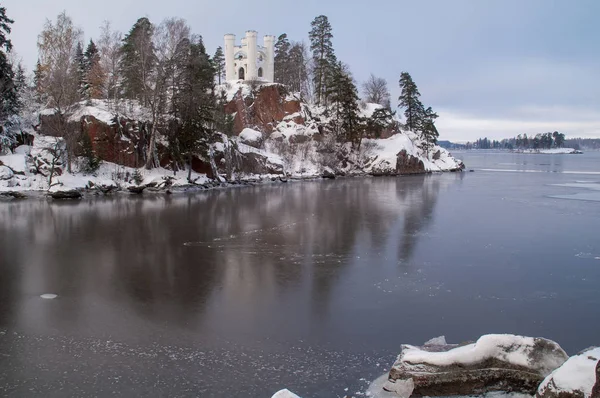 Prieel Neptunus Het Park Van Monrepos Vyborg Winter 2018 Rechtenvrije Stockafbeeldingen