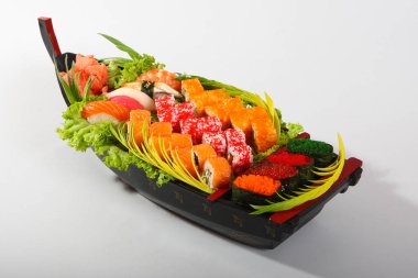 Hafif bir arka plan üzerinde ahşap bir stand üzerinde Suşi.