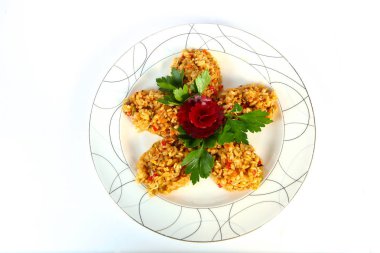 Pirinç eti parçaları yeşil maydanoz yaprakları ve pancar bir tabak, Çin mutfağı, hafif bir arka plan üzerinde ekmekli.