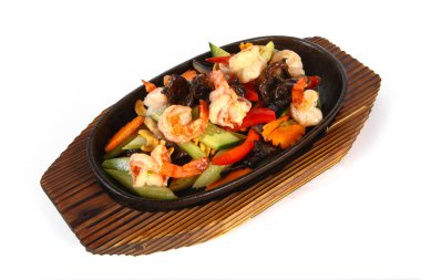 Sebze li karides dökme demir tavada pişmiş, Çin mutfağı, hafif bir arka plan üzerinde ahşap bir Tahta üzerinde.