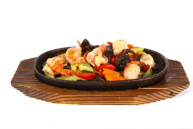 Sebze li karides dökme demir tavada pişmiş, Çin mutfağı, hafif bir arka plan üzerinde ahşap bir Tahta üzerinde.