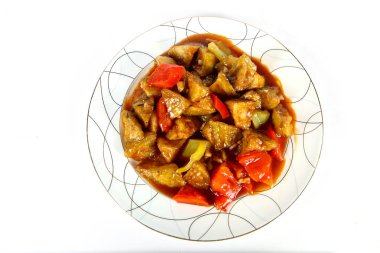 Yeşil maydanoz yaprakları ve bir tabakta pancar ile bir tabak ta et parçaları, Çin mutfağı, hafif bir arka plan üzerinde.