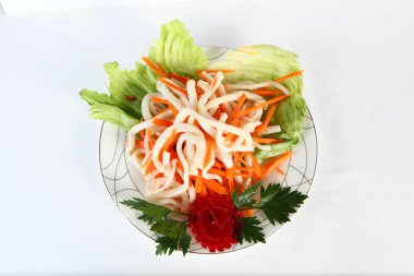 Salata bir tabakta, Çin mutfağı, hafif bir arka plan üzerinde.