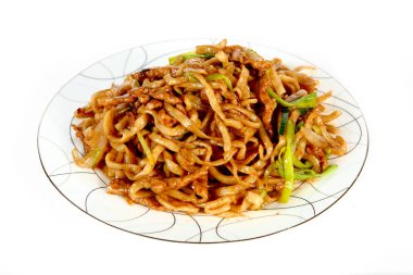 Çin'de erişte, hafif bir arka plan üzerinde bir tabak üzerinde.