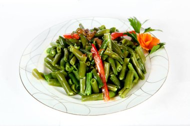 Salata bir tabakta, Çin mutfağı, hafif bir arka plan üzerinde.