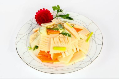 Salata bir tabakta, Çin mutfağı, hafif bir arka plan üzerinde.