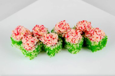 Suşi bir kısmı, Japon mutfağı, ulusal bir tabakta, hafif bir arka plan üzerinde.