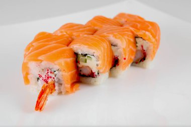 Suşi bir kısmı, Japon mutfağı, ulusal bir tabakta, hafif bir arka plan üzerinde.