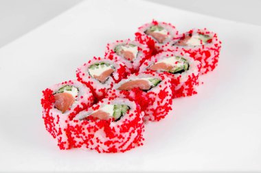 Suşi bir kısmı, Japon mutfağı, ulusal bir tabakta, hafif bir arka plan üzerinde.