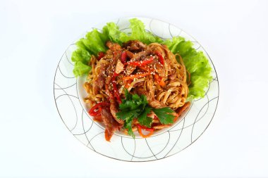 Bir tabakta yeşil maydanoz yaprakları ve pancar ile bir tabak ta marul yaprakları üzerinde Et, Çin mutfağı, hafif bir arka plan üzerinde.