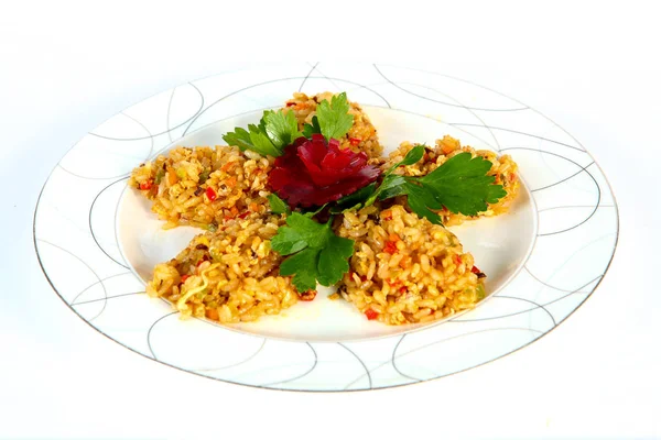Кусочки Мяса Рисе Зелеными Листьями Петрушки Свеклой Тарелке Китайская Кухня — стоковое фото