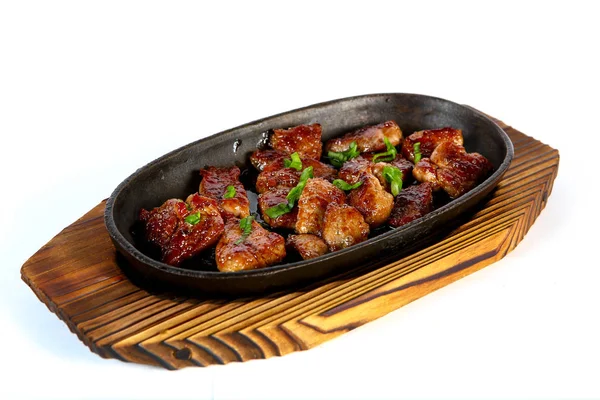 Maso Pečené Litinové Pánvi Čínská Kuchyně Dřevěné Desce Světle Pozadí — Stock fotografie