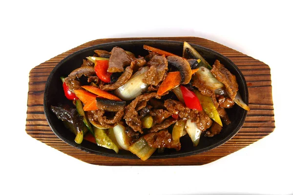 Κρέας Ψημένο Τηγάνι Από Χυτοσίδηρο Λαχανικά Κινέζικη Κουζίνα Ξύλινο Πίνακα — Φωτογραφία Αρχείου