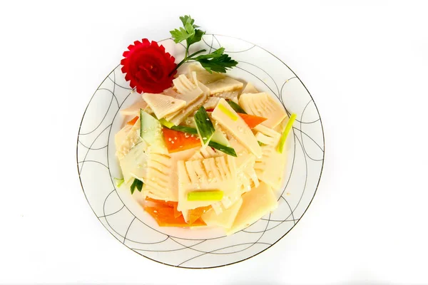 皿の上のサラダ 中華料理 明るい背景に — ストック写真