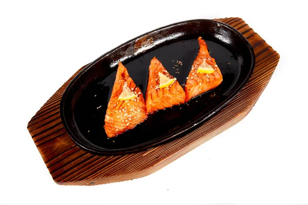 Chińskie Smażone Ryby Patelni Żeliwnej Drewnianej Płycie — Zdjęcie stockowe