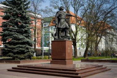Kaliningrad. Baltık filosu karargahının binasının girişinde I. Peter Anıtı. 2019.03.