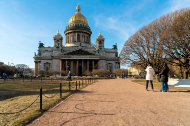 Güneşli bir günde, birçok turist St. Petersburg'daki en büyük Ortodoks Kilisesi'ni ve dünyanın en yüksek kubbe yapılarından birini ziyaret ediyor..