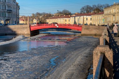 Moika nehri üzerindeki kırmızı köprü, St Petersburg Merkez bölgesinin bir dekorasyon ve iki Adalar 2 Amirallik ve Kazan arasında inşa edilmiştir. Her ikisi de Moika nehri kıyısında yer almaktadır. Köprü bir mimari olarak kabul edilmektedir ve h