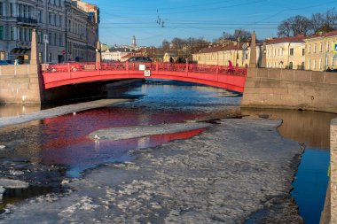 Moika nehri üzerindeki kırmızı köprü, St Petersburg Merkez bölgesinin bir dekorasyon ve iki Adalar 2 Amirallik ve Kazan arasında inşa edilmiştir. Her ikisi de Moika nehri kıyısında yer almaktadır. Köprü bir mimari olarak kabul edilmektedir ve h