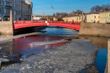 Moika nehri üzerindeki kırmızı köprü, St Petersburg Merkez bölgesinin bir dekorasyon ve iki Adalar 2 Amirallik ve Kazan arasında inşa edilmiştir. Her ikisi de Moika nehri kıyısında yer almaktadır. Köprü bir mimari olarak kabul edilmektedir ve h