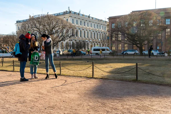 Isaac Székesegyház Tér Szentpéterváron Tele Van Turisták Egy Napsütéses Napon — Stock Fotó