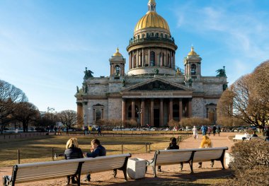 Güneşli bir günde, birçok turist St. Petersburg'daki en büyük Ortodoks Kilisesi'ni ve dünyanın en yüksek kubbe yapılarından birini ziyaret ediyor..