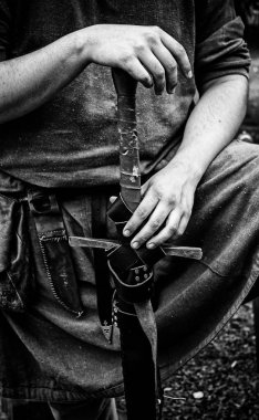 Bir şövalyede eski ortaçağ kılıcı, savaş silahının ayrıntıları.