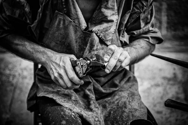Trabalhador Artesão Metal Detalhe Artesão Tradição Trabalho Antigo — Fotografia de Stock