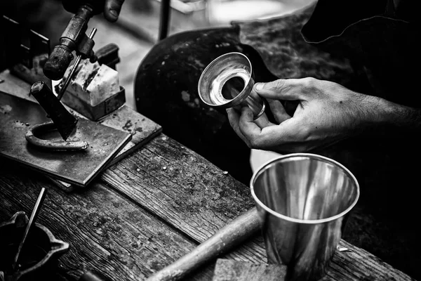 Trabalhando Com Ferro Soldador Detalhe Velho Artesão — Fotografia de Stock