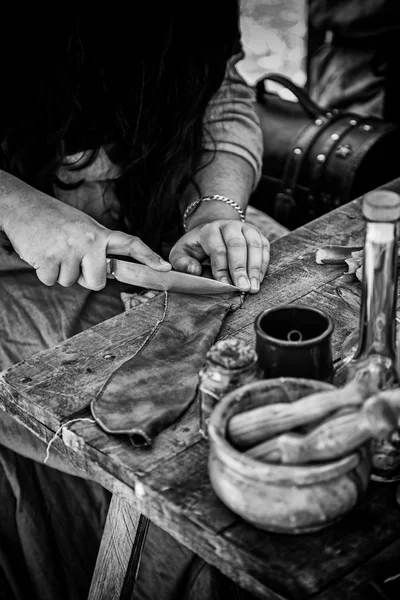 女性の作業革 革で作業する手の詳細 古い職人技 — ストック写真