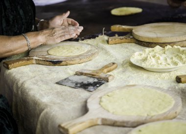 Fırıncılar ekmek hamurunu geleneksel yollarla yoğurur, zanaatkar iş ayrıntıları, günlük yemek, sağlıklı yaşam