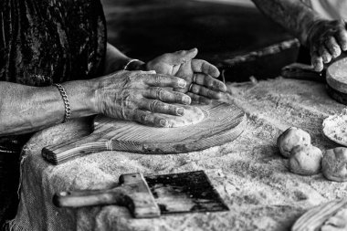 Geleneksel bir fırında hamur yoğurmak, İspanya 'da ekmek yapmanın ayrıntıları.