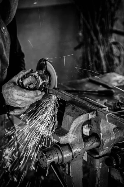 Corte Metal Com Uma Serra Elétrica Detalhe Indústria Ferramenta — Fotografia de Stock