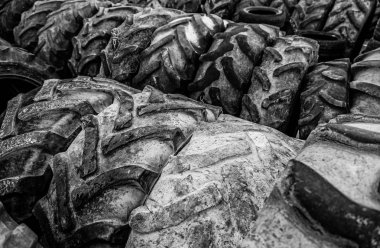 Eski araba tekerlekleri, lastik ve lastik ayrıntıları.