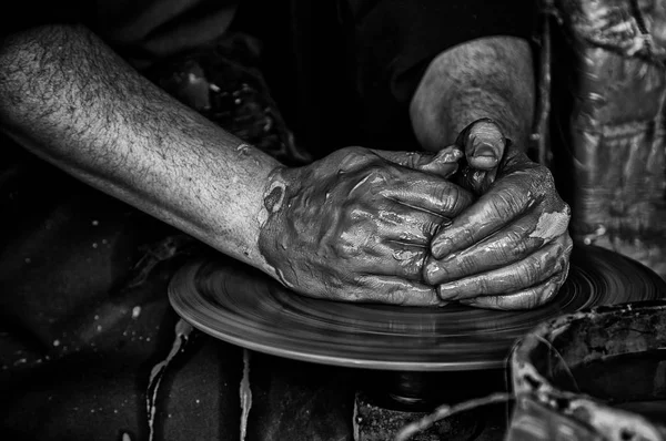 Mãos Oleiro Moldando Argila Detalhe Artesão Arte Criação Espanha — Fotografia de Stock