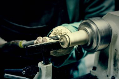 Ahşapla çalışan bir zanaatkar, antik bir zanaatın ayrıntıları, sanatsal odun.