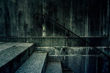 Korkuluklu eski kirli merdivenler, eski bir şehrin ayrıntıları.