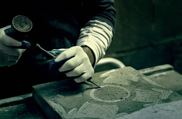 Homem Esculpindo Detalhe Pedra Artesão Tradicional Trabalhador Pedra Artesanato — Fotografia de Stock
