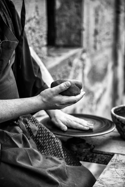 Mains Homme Travaillant Façonnant Argile Potier Poterie Détail Artisanal Création — Photo