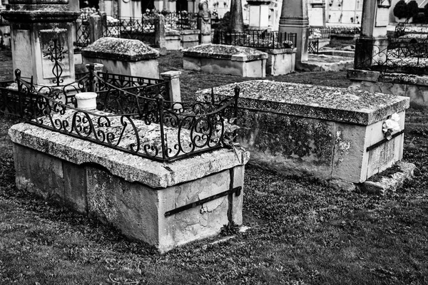 墓园中的古代墓葬 一个废弃的基督教墓园中的墓穴中的细节 — 图库照片