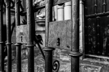 Eski ortaçağ kilidi, metal süslemeli kilit.