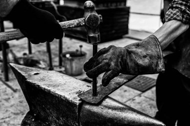 Demir ocağında kızgın demir, sıcak demirle çalışıyor, geleneksel iş.