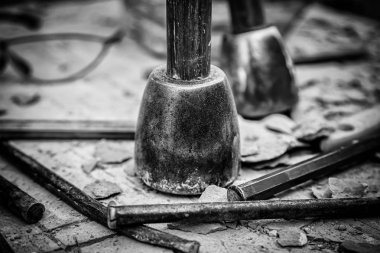 El yapımı taş oymacılığı için eski araçlar, bir el sanatının ayrıntıları