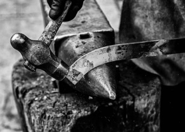Demir ocağında kızgın demir, sıcak demirle çalışıyor, geleneksel iş.