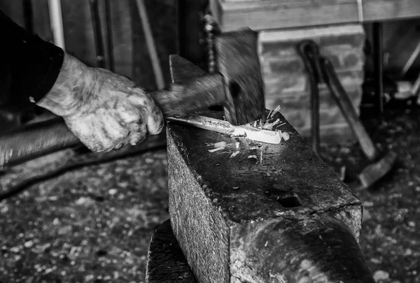 Eisen Glüht Einer Alten Metallschmiede Industriedetail — Stockfoto