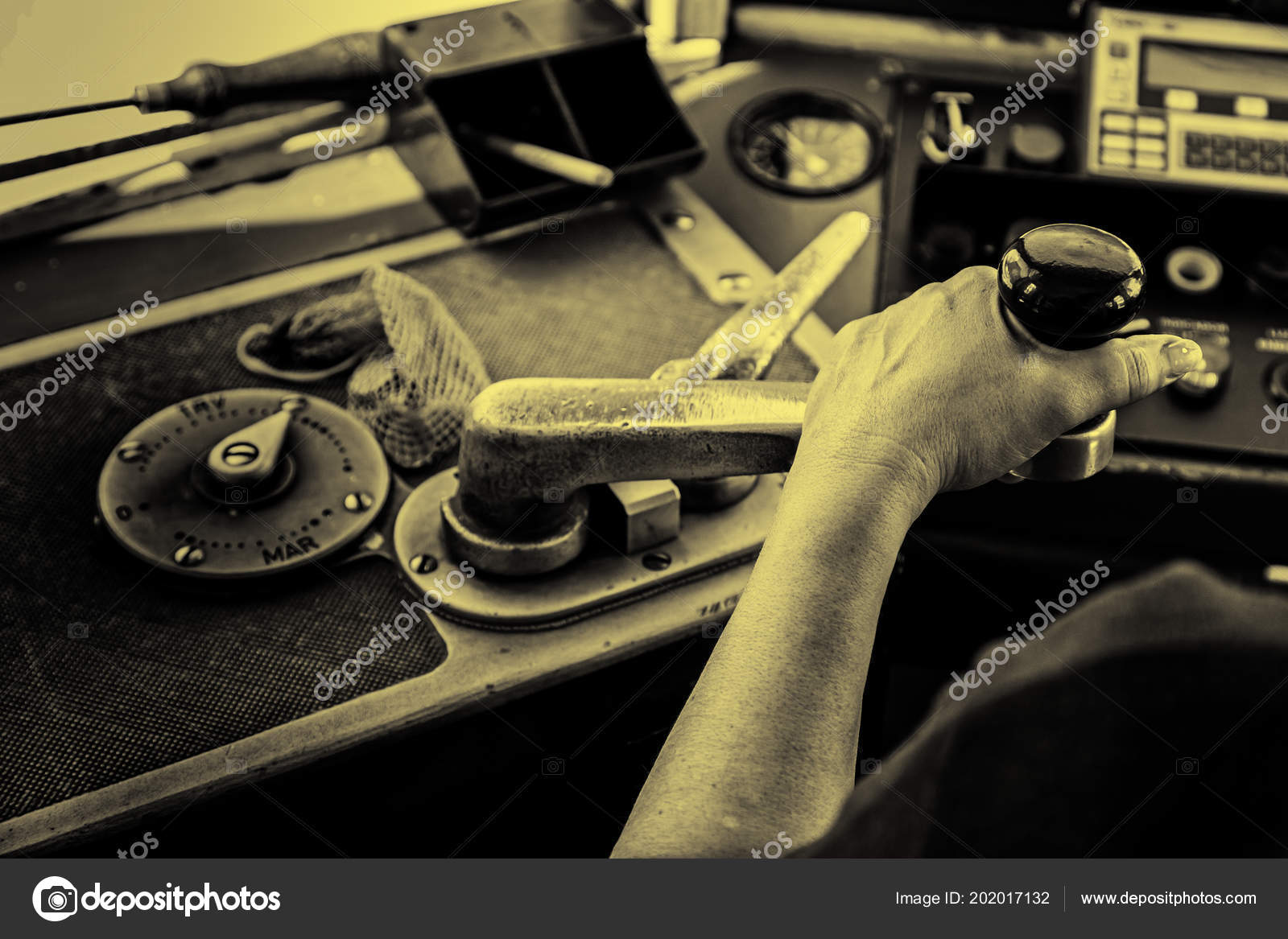 https://st4.depositphotos.com/1546597/20201/i/1600/depositphotos_202017132-stock-photo-driver-tram-lisbon-detail-person.jpg